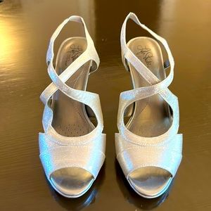 Life Stride Soft System Silver Shoes Size 9 Wide. 4 inch heel.